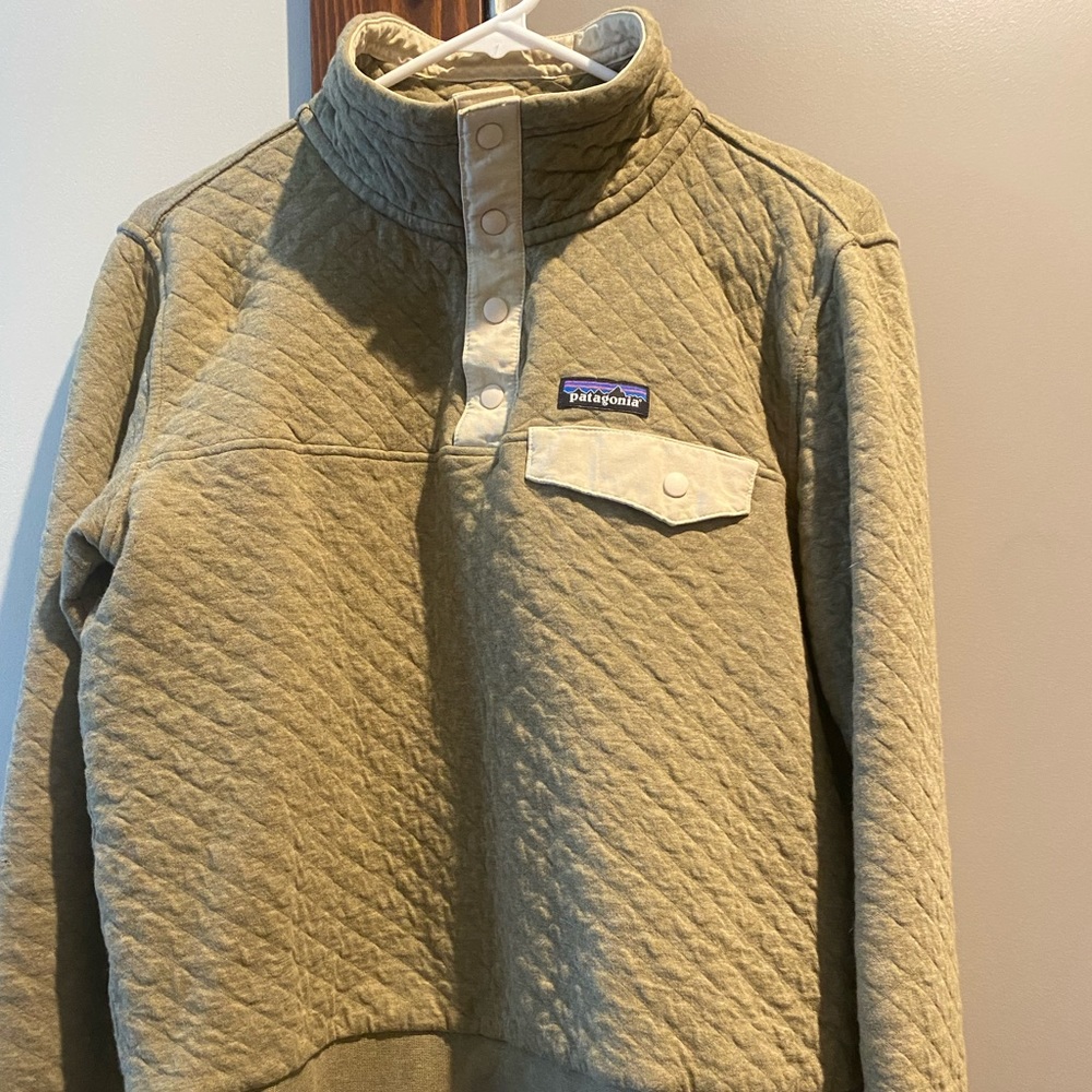 Patagonia tan and white sweater half button up. Size medium.